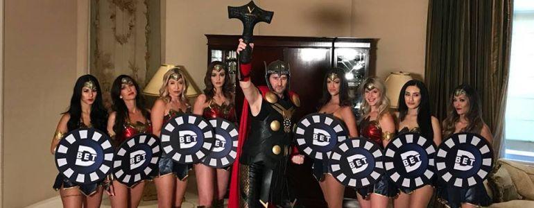 Fans Marvel At Hellmuth's Thor Costume Entrance Fans Marvel At Hellmuth's Thor Costume Entrance