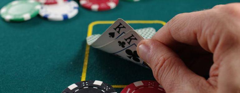 Online Poker vs Live Poker – How to Adjust